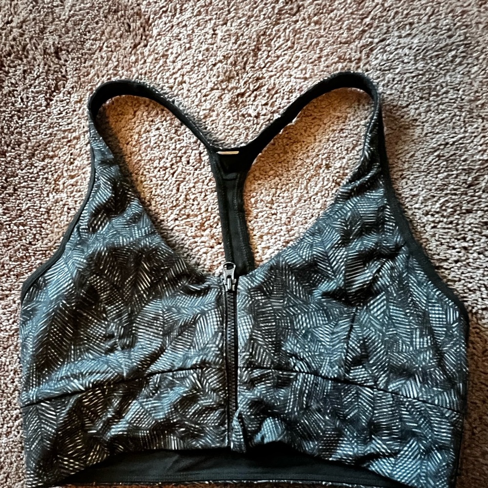 Lululemon Cool To Street Sports Bra 
Size 8
Front Zip